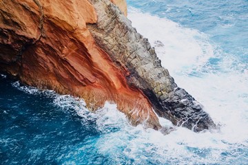Oceaniczne fale na skałach © Rafal