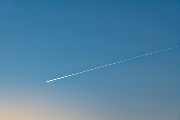 夕暮れ時のひこうき雲 / 北海道紋別市