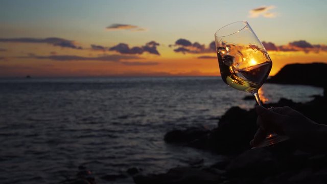 bicchiere di vino al tramonto isola d'elba