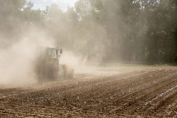 Symbolbild für Dürre und Wassermangel, Landwirt wirbelt mit Traktor Staub auf