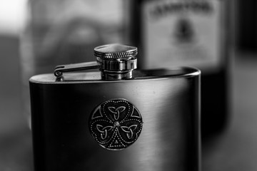 金属製のスキットル