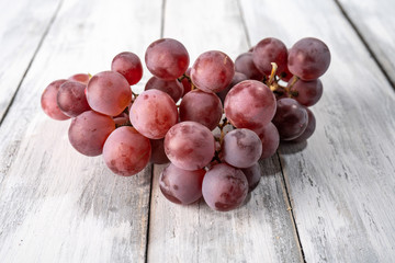 Dojrzałe ciemne winogrono na stole z desek