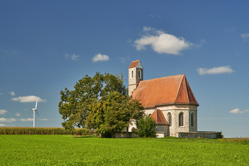 Fototapeta premium Kirche, St. Alban, Tacherting, Peterskirchen, Schnaitsee, Landkreis Traunstein, Oberbayern, Bayern, Deutschland, Idylle, Landschaft
