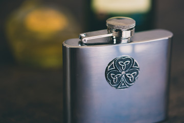 金属製のスキットル