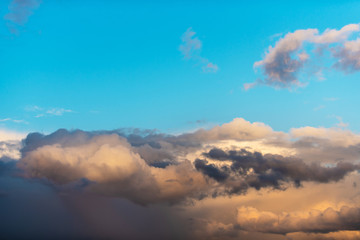 Obraz premium bright and juicy clouds at sunset with blue sky