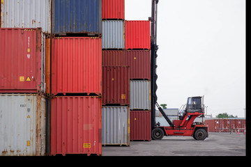 Container handlers Keep containers in stacks.