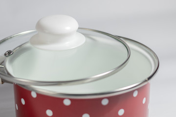 Olla de metal color roja