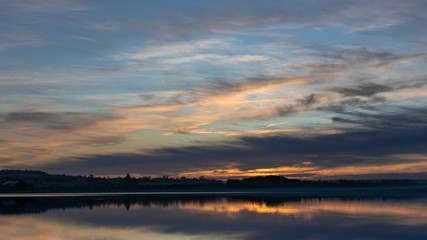Fototapeta na wymiar Zachód Słońca nad jeziorem