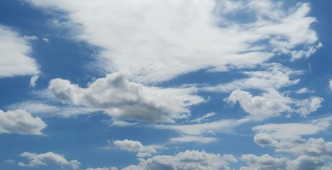 Obraz premium Beautiful cloudscape in blue sky, natural clouds background