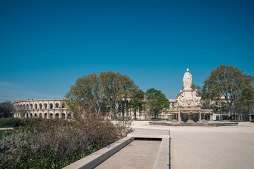 Ar&egrave;nes de N&icirc;mes et Esplanade