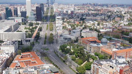 Fototapeta na wymiar Paseo de la Castellana (Madrid) durante el confinamiento, abril 2020