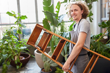 Gärtner oder Florist in der Ausbildung mit Leiter