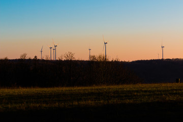 Sonnenuntergang mit Windr&auml;dern