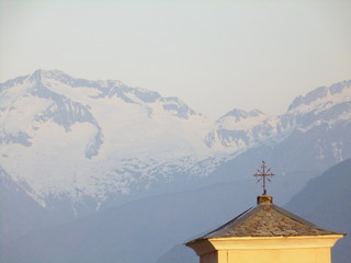 Tetto Campanile Chiesa paese Valtellina Montagne Valle