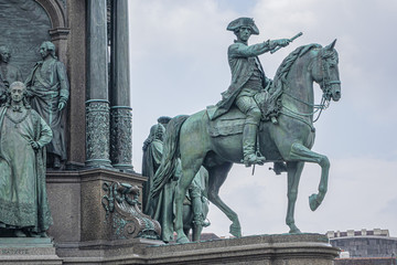 Obraz premium Maria Theresia Monument (Holy Roman Empress, German Queen). Maria Theresia monument was built in the year 1888 in Vienna, Austria.