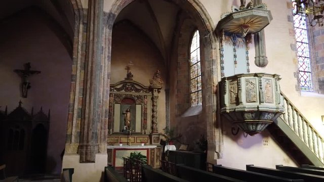 Allassac (Corr&egrave;ze, France) - Vue int&eacute;rieure de l'&eacute;glise de la D&eacute;collation de Saint Jean Baptiste - Chaire et retable
