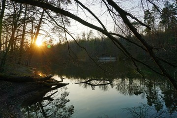 Spiegelungen im See bei Sonnenuntergang