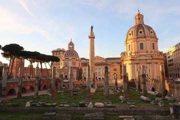 Rome, forum de Trajan : ruines de la basilique Ulpienne / Basilica Ulpia, colonne Trajane / colonna Traiana et église Santissimo Nome di Maria al Foro Traiano (Italie)