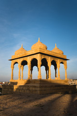 Templos Bada Bagh en Jaisalmer, India. Visita turística para ver el atardecer en el templo.