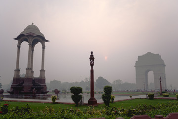 Puerta de la India se encuentra en Nueva Delhi y conmemora a los soldados indios que murieron en la Primera Guerra Mundial y las Guerras Afganas de 1919.  En el aire podemos notar la contaminación.