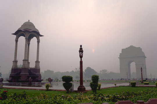 Puerta de la India se encuentra en Nueva Delhi y conmemora a los soldados indios que murieron en la Primera Guerra Mundial y las Guerras Afganas de 1919.  En el aire podemos notar la contaminaci&oacute;n.