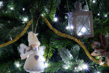 cartolina di natale con albero e luci natalizie e addobbi