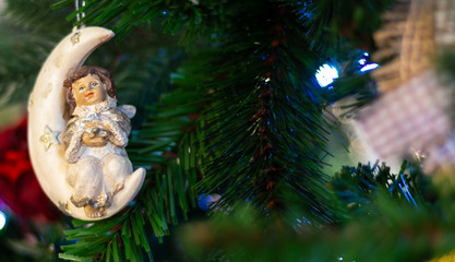 cartolina di natale con albero e luci natalizie e ciondolo