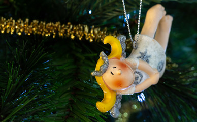 cartolina di natale con albero e luci natalizie e ciondolo