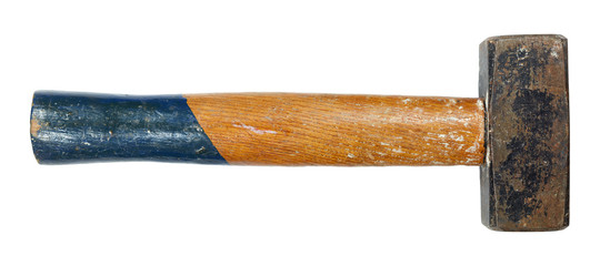 Ein gebrauchter Hammer vor weißem Hintergrund.