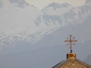 Tetto campanile chiesa con croce valle sullo sfondo