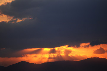 TRAMONTO SU MONTAGNE