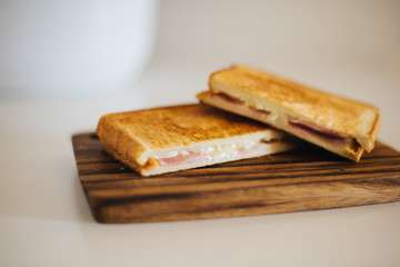 ハムとチーズのホットサンド