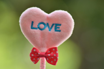 messaggio di testo di amore e pace su un cuore