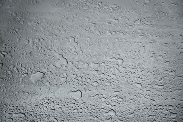 Wassertropfen an einer Scheibe 