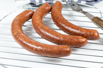 plusieurs merguez sur un fond blanc