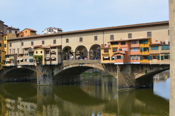 Fototapeta na wymiar casa sobre un puente Florencia Italia