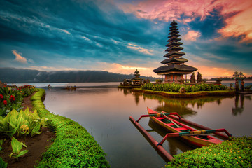 Pura Ulun Danu Bratan, Hindoese tempel met boot op Bratan-meerlandschap bij zonsopgang in Bali, Indonesië.
