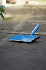 Ein altes blaues Kehrblech