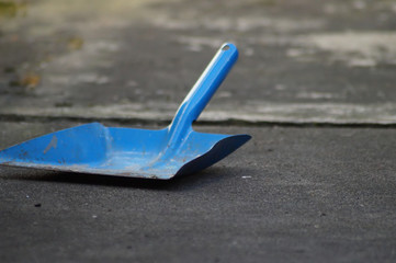 Ein altes blaues Kehrblech
