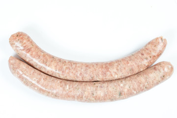 saucisses crues sur un fond blanc