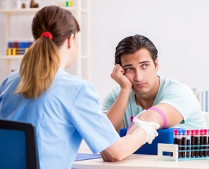 Obraz premium Young patient during blood test sampling procedure