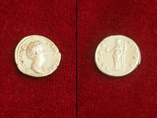 Anverso y reverso de monedas de plata del Imperio Romano. Antigua Roma. Denario, sestercio,...