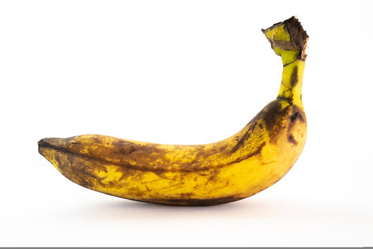 une banane bien mûre sur fond blanc