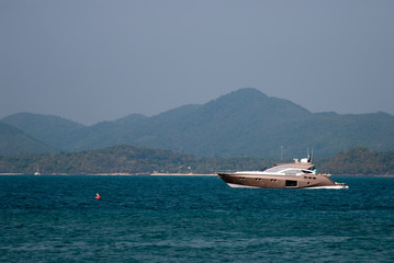 Obraz premium A speed boat cuts through the water of the Gulf of Thailand