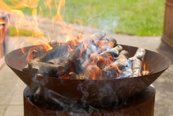 Feuerschale mit brennenden Holz