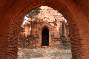 Obraz premium view to the ruins at the valley of Bagan with its ancient buddhist pagodas, Myanmar (Burma)