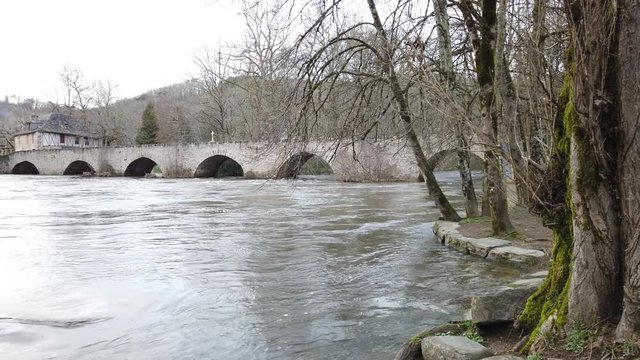 Allassac (Correze, France) - Le Saillant - Vue hivernale du pont en schiste sur la V&eacute;z&egrave;re
