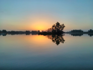 Fototapeta na wymiar Scenic View Of Lake Against Sky At Sunset