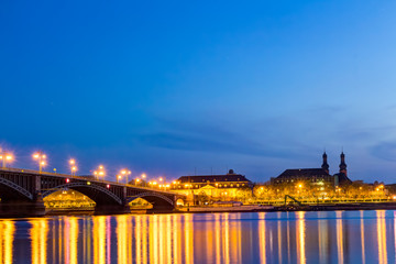 Fototapeta na wymiar Die Skyline von Mainz zur blauen Stunde mit der Theodor-Heuss-Brücke über den Rhein