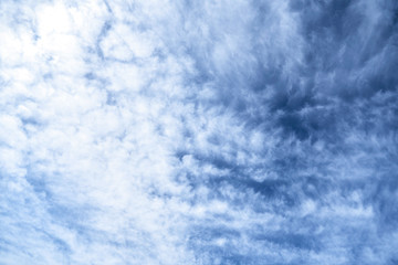 Locker bewölkter Himmel